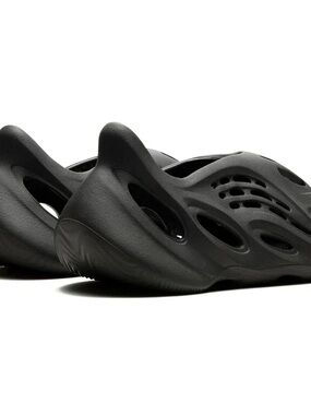 AUTHENTIC Adidas Yeezy Foam RNR "Carbon"